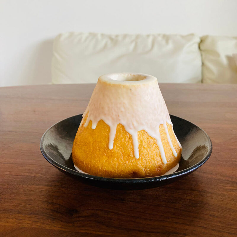 お皿の乗せた富士山プレミアム頂上バーム バニラの画像